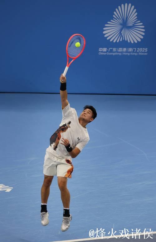 吴易昺2-1击败商竣程 首次闯入全运会网球男单决赛并夺冠 吴易昺2-1击败商竣程 首次闯入全运会网球男单决赛并夺冠
